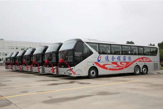 کینگ لانگ 20 دستگاه اتوبوس XMQ6135QY را برای بهره برداری به مشتری تیانجین تحویل می دهد.
